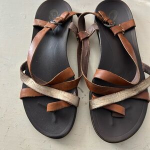 OluKai Upena strappy taupe leather toe ring sandals size 10